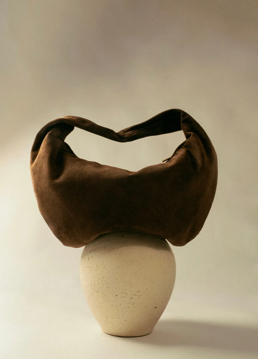 Flattered Alva schoudertas chocolate suède slouchy