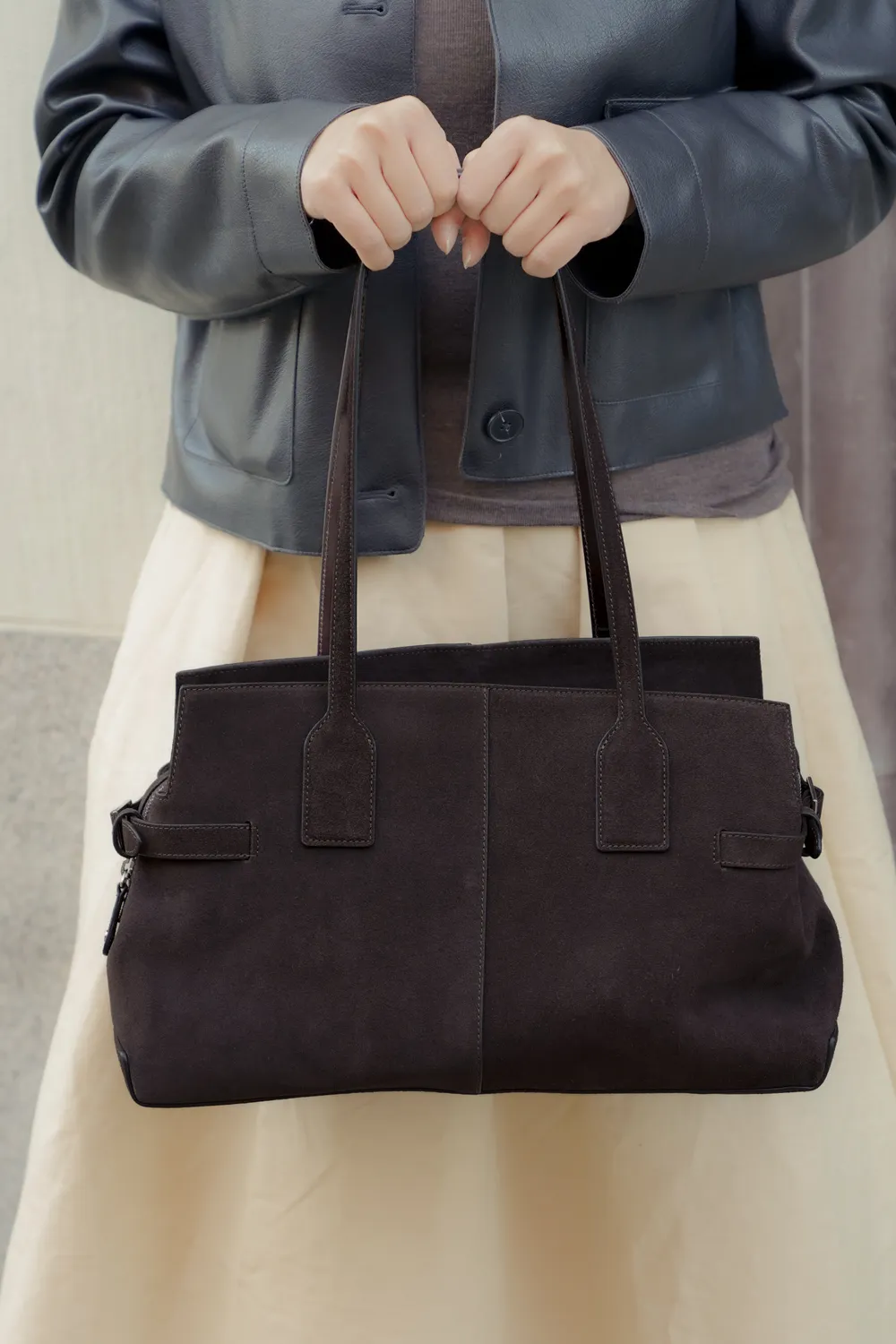Flattered Lisa Bowler tas chocolate suède handvat