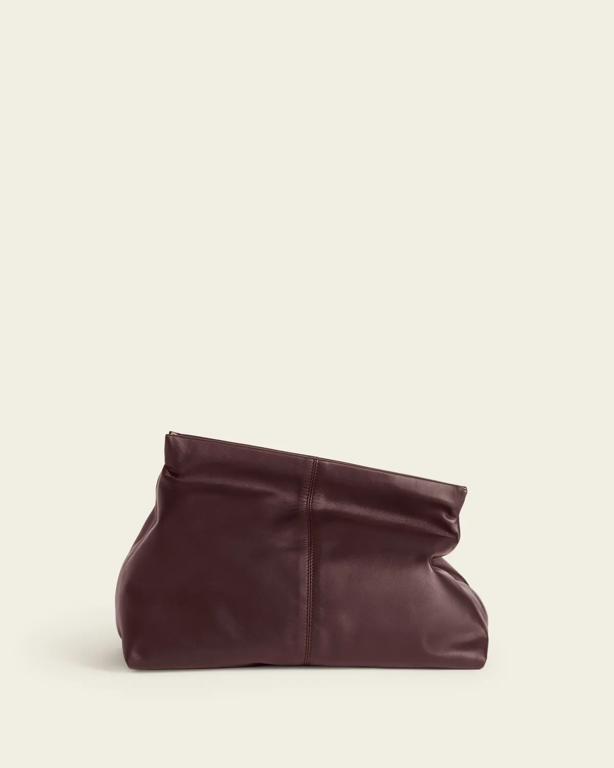 Flattered Clay clutch bordeaux leer oversized