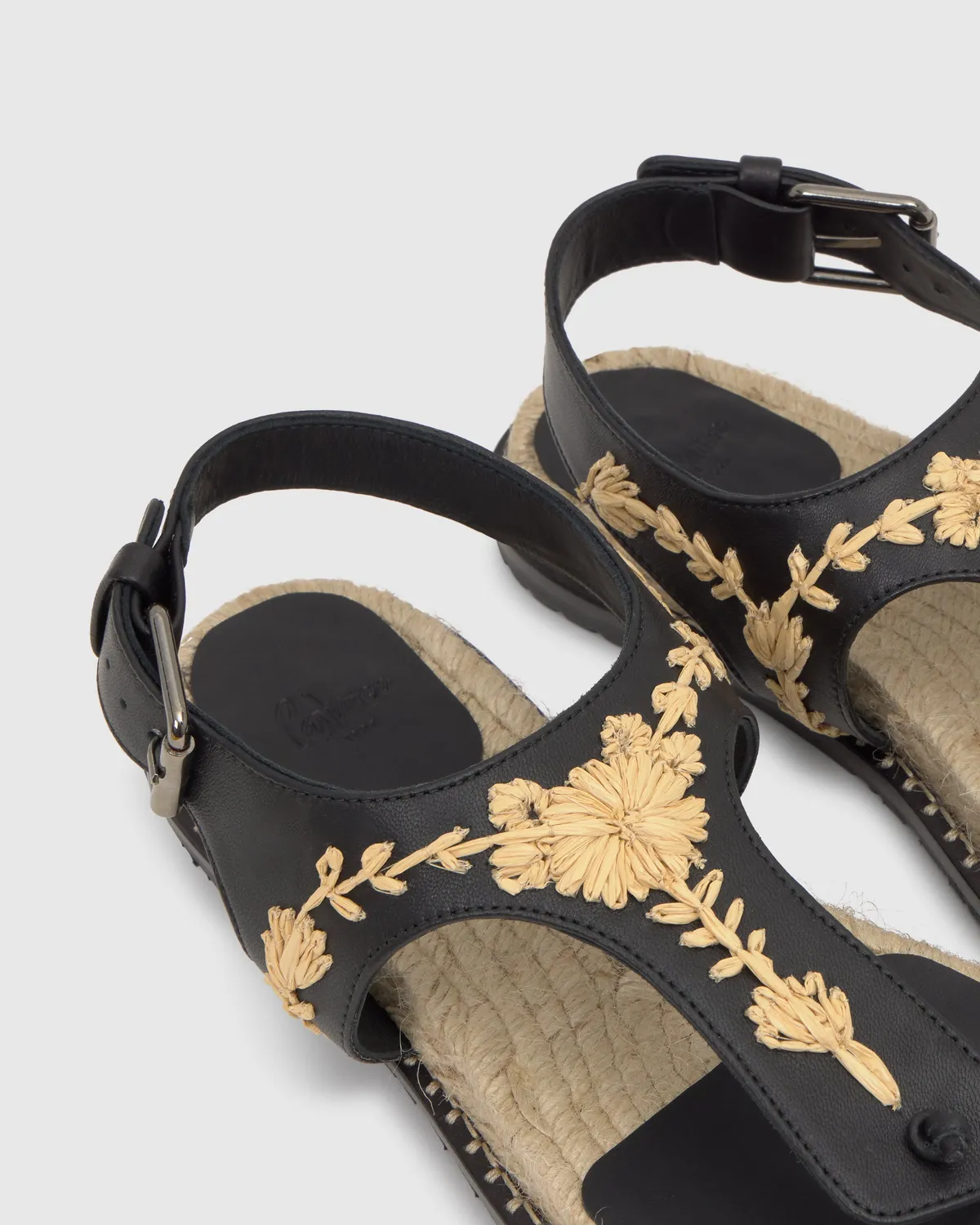 Castaner Pedra/280 sandalen zwart leer raffia plat