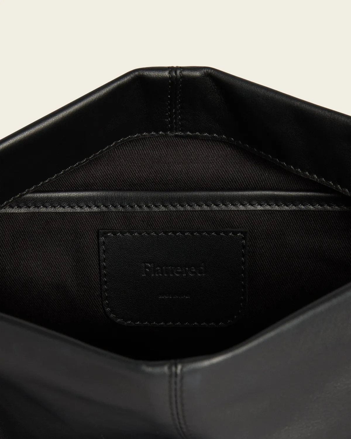 Flattered Clay Clutch tas zwart leer oversized