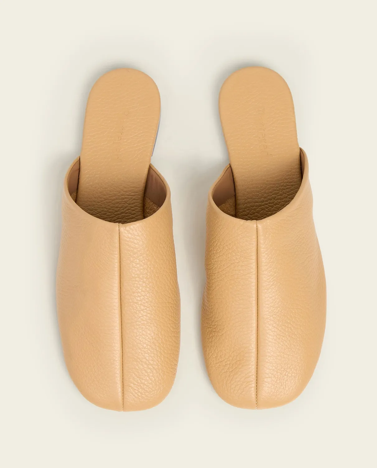 Flattered Maurine Grained Leather sloffen biscotti leer