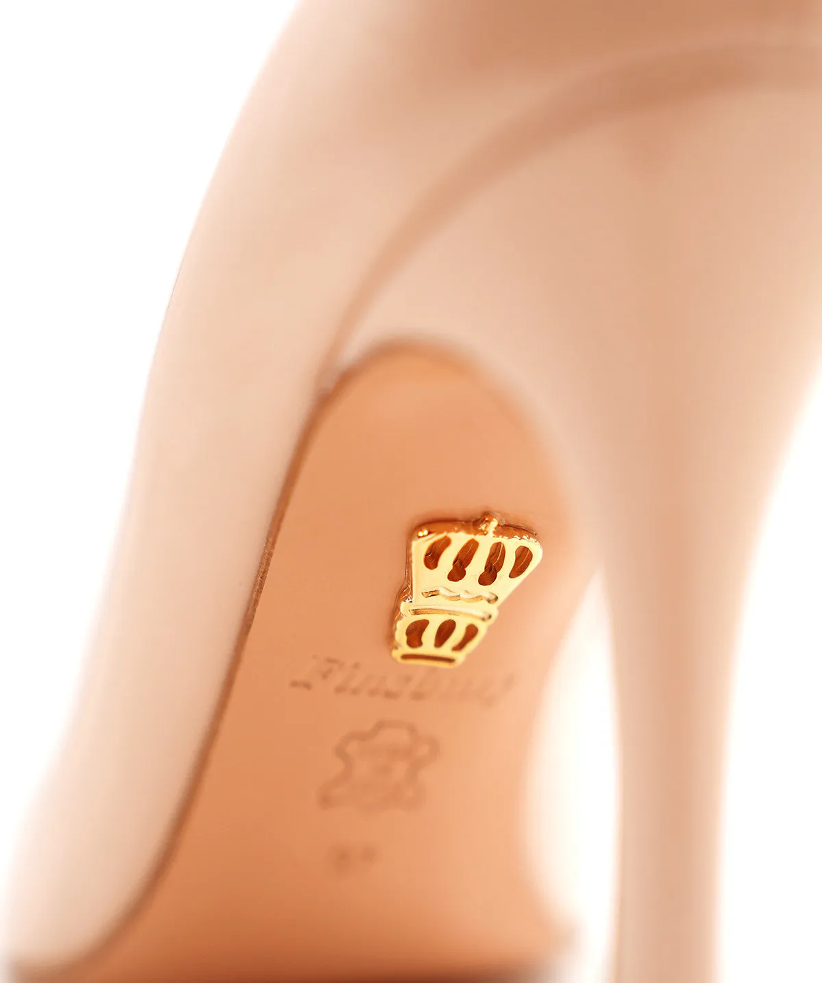 Finsbury Manon pump beige lakleer 8 cm hak gouden kroon