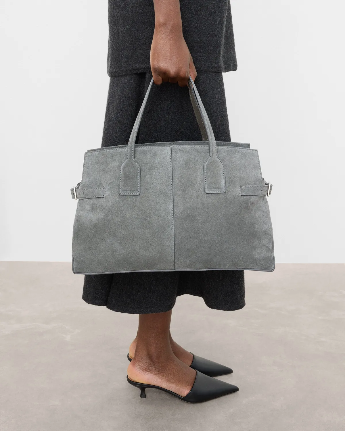 Flattered Lisa Bowler tas stone grey suède handvat
