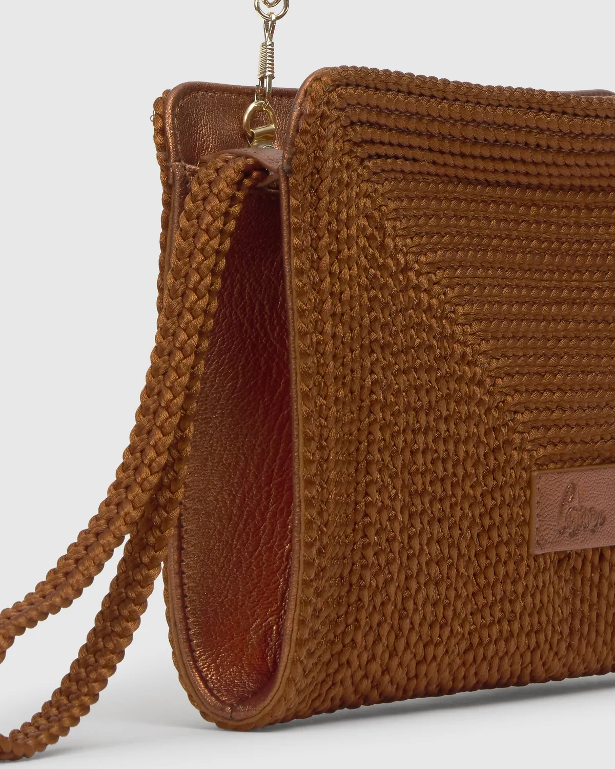 Castaner Bali 312 pochette oker geweven satijn