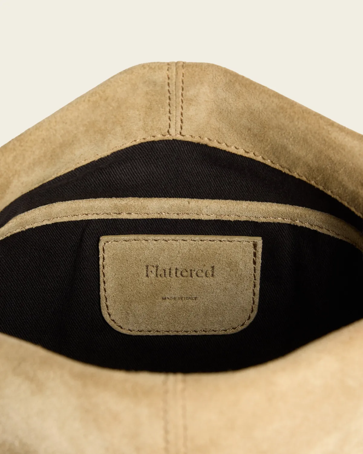 Flattered Clay Clutch clutch suède zand oversized