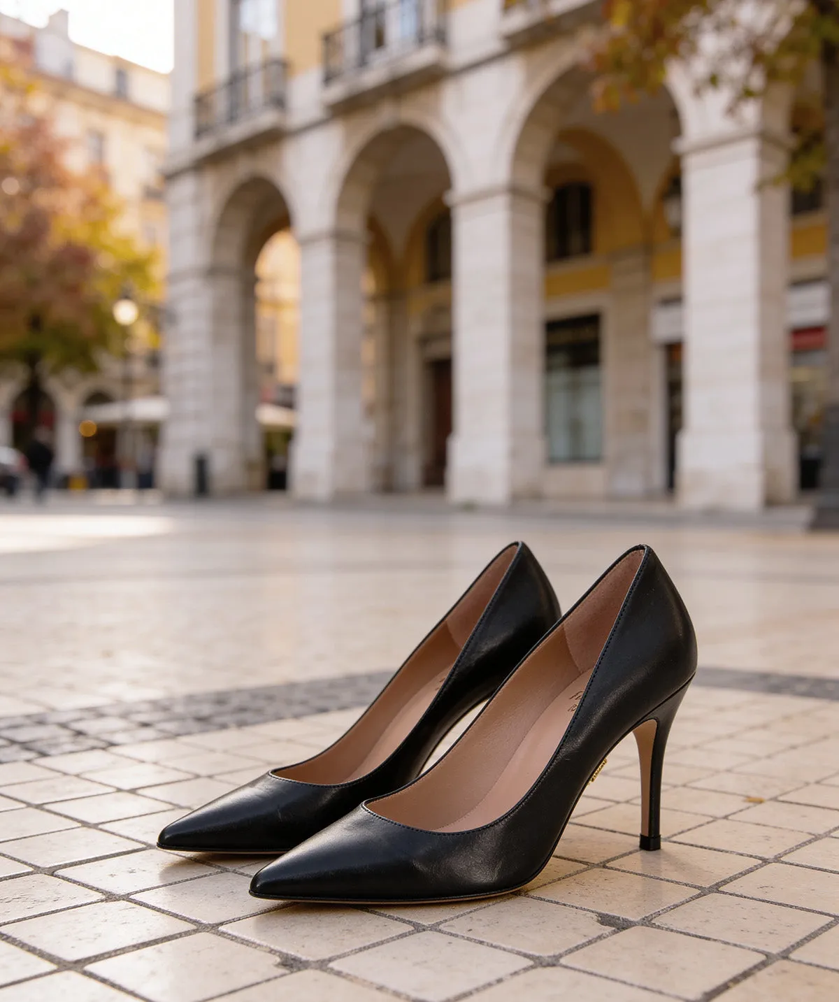 Finsbury Manon pump zwart suède 8 cm hak leren zool