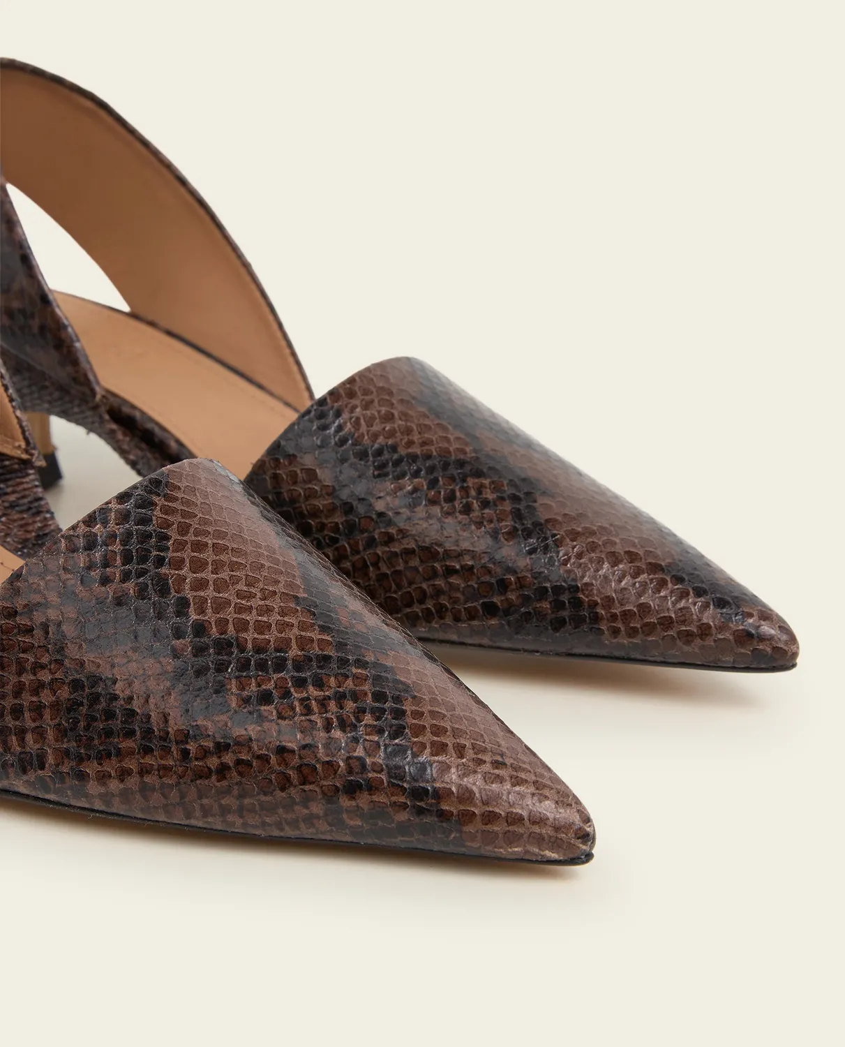 Flattered Ninni Snake pumps chocolade leer kittenhak