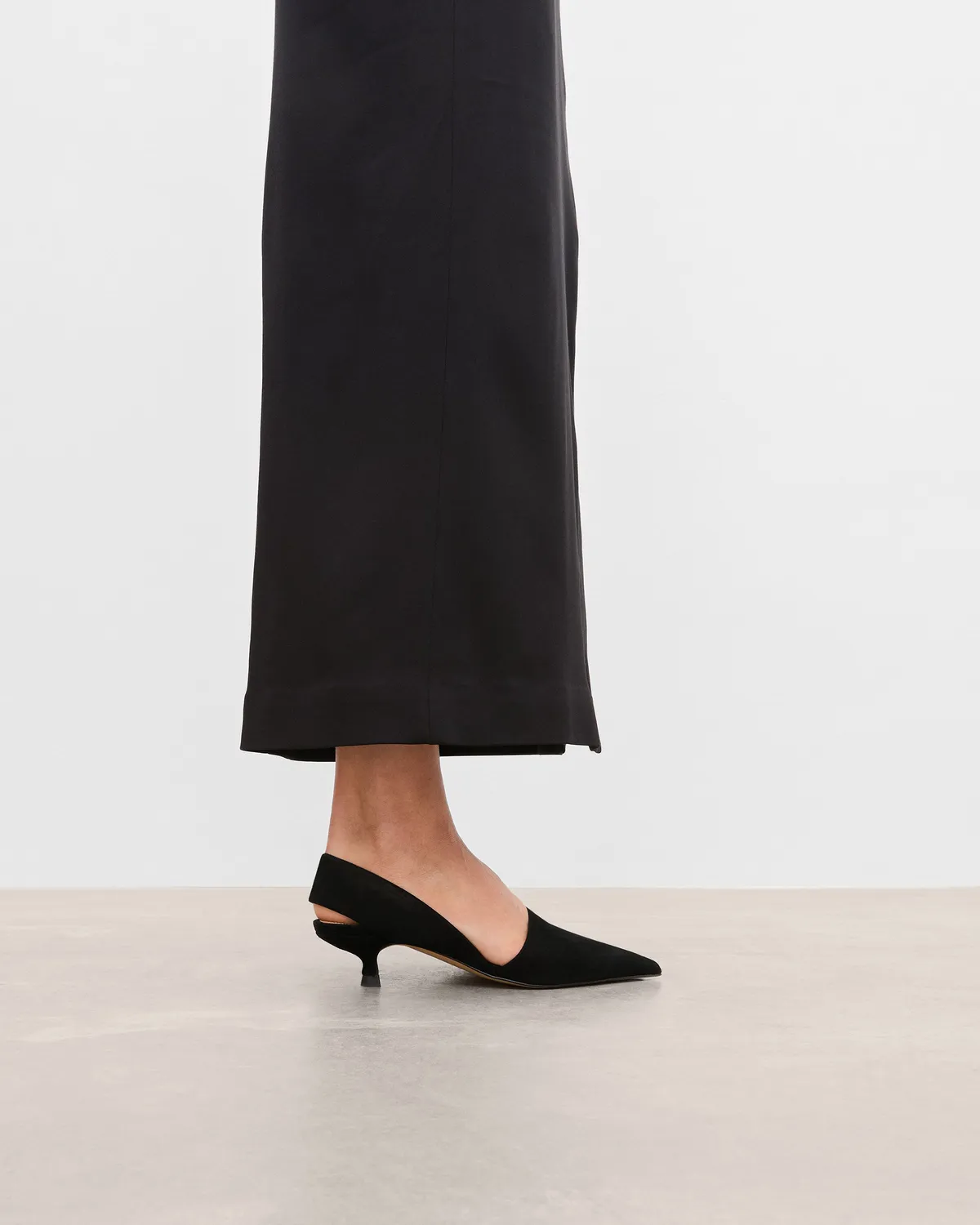 Flattered Ninni slingback pump zwart suède kittenhak