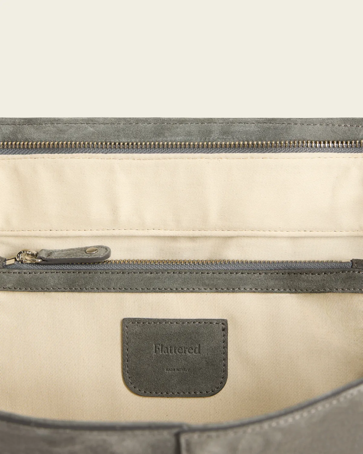 Flattered Lisa Bowler tas stone grey suède handvat