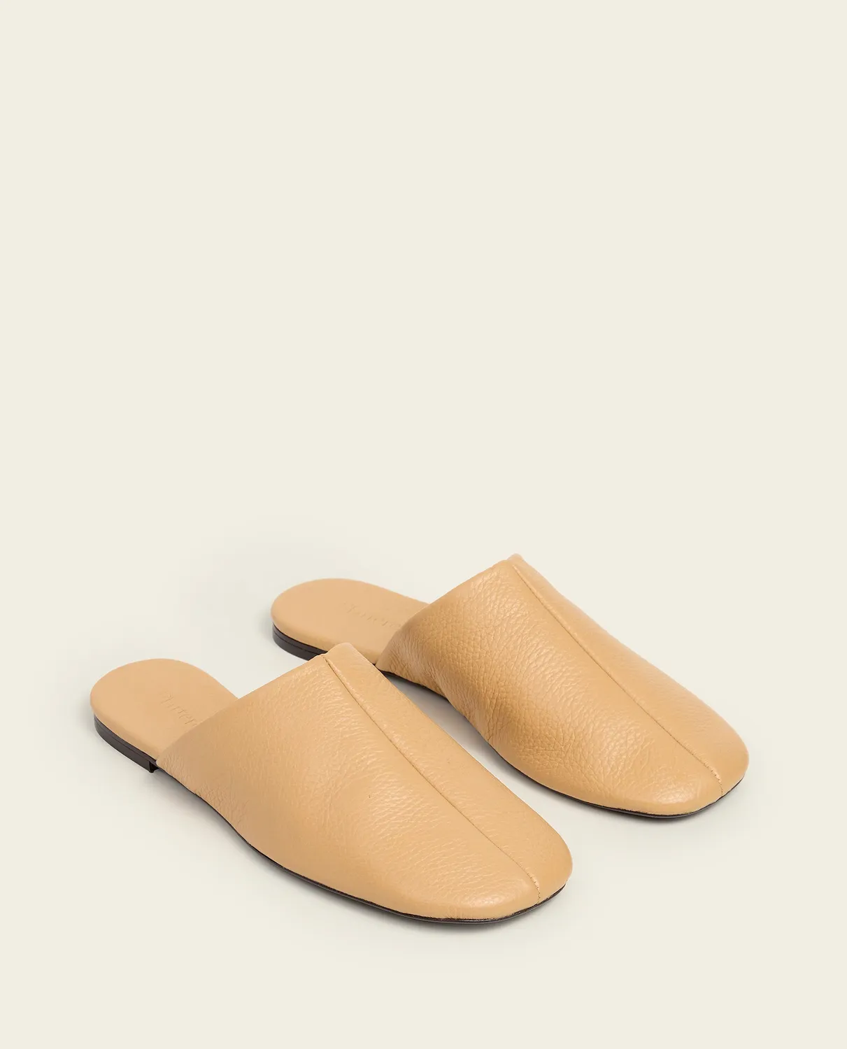 Flattered Maurine Grained Leather sloffen biscotti leer
