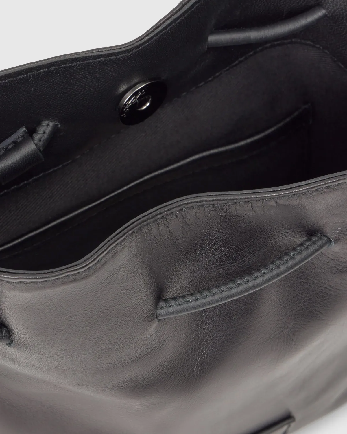 Castaner B. Simone Trenza/314 bucket bag zwart buffelleer