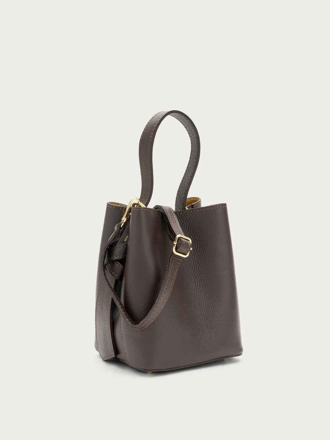 Frau kleine bruine nerfleer bucket tas