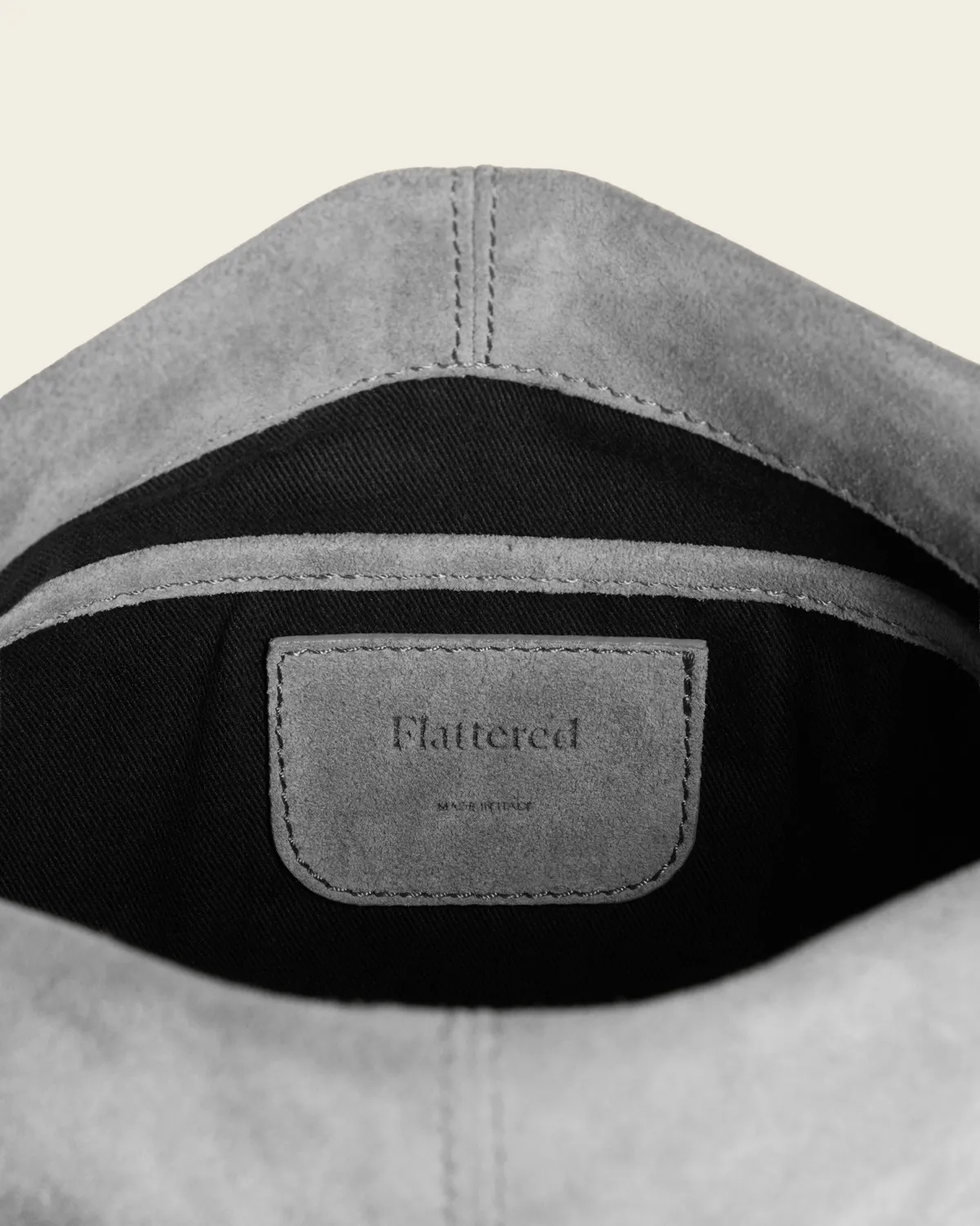 Flattered Clay clutch grijs suède oversized