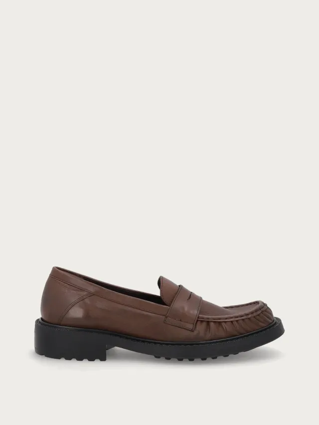 Frau Signature bruine leren loafers gerimpeld kalfsleer