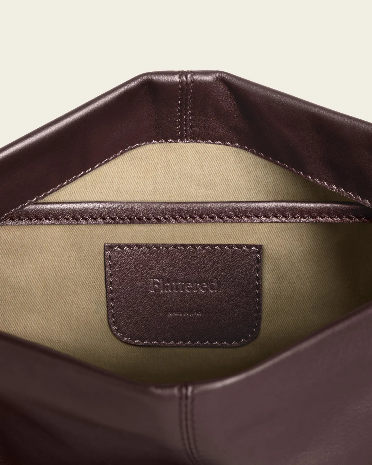 Flattered Clay clutch bordeaux leer oversized