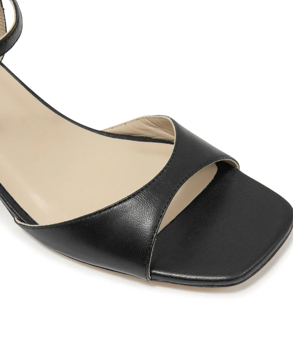 Finsbury Maeva sandaal zwart lamleer 4 cm hak