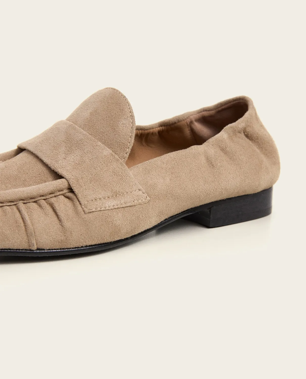 Flattered Samoa loafer zand suède elastiek