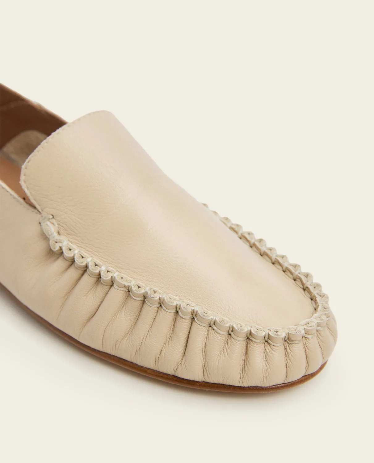 Flattered Bon Bon loafers beige leer plat