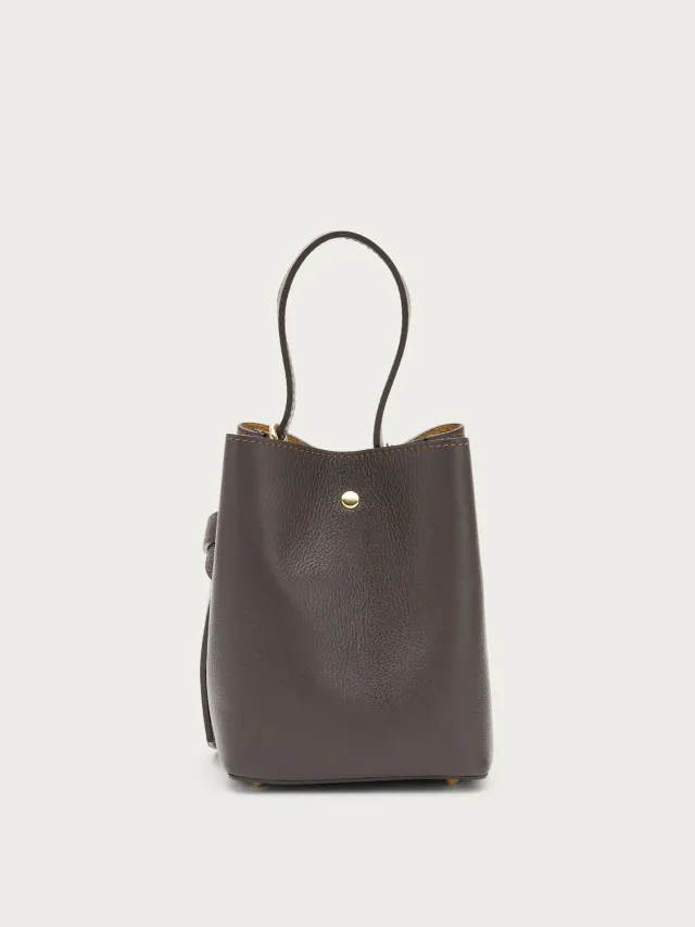 Frau kleine bruine nerfleer bucket tas