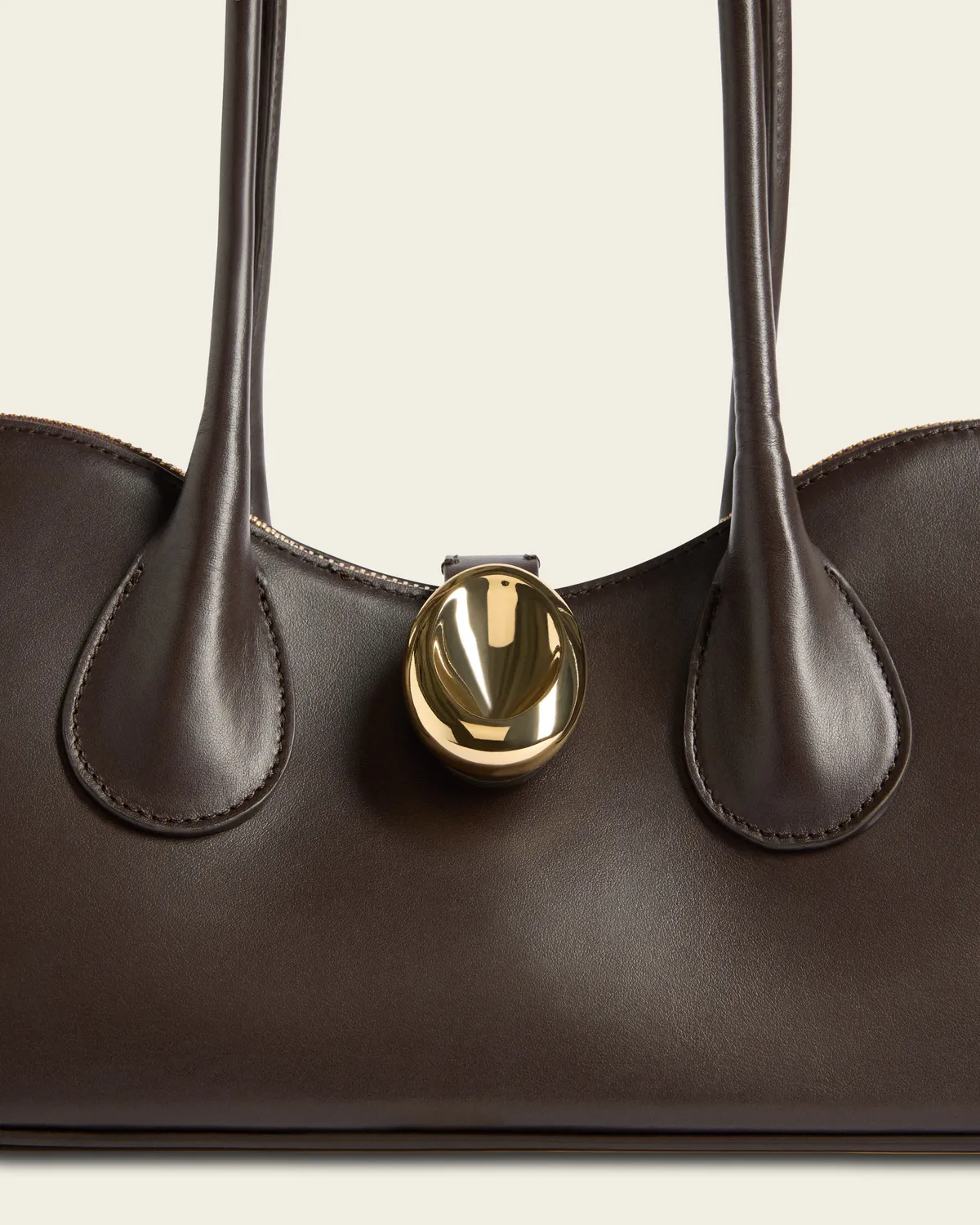 Flattered Gaia schoudertas chocolade glad leer