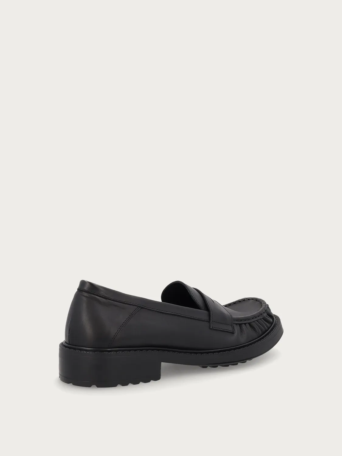Frau Signature loafers zwart kalfsleer gerimpeld