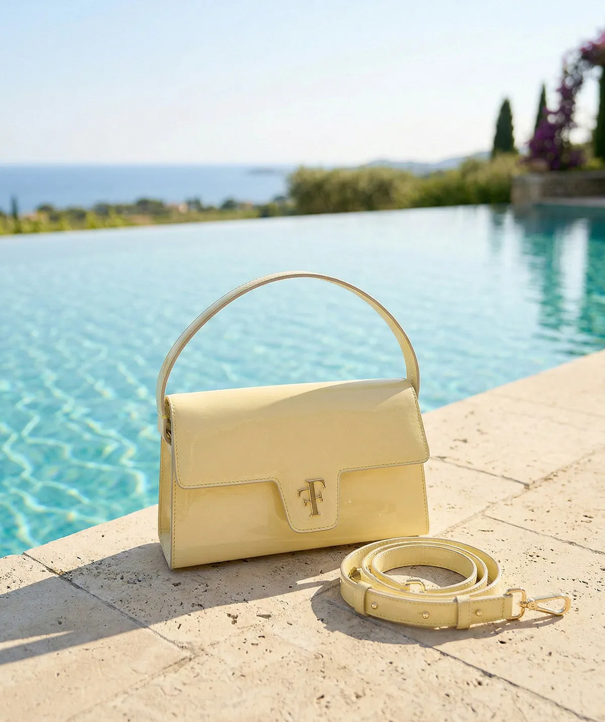 Finsbury FF23 tas pastelgeel leer 23 cm gouden logo