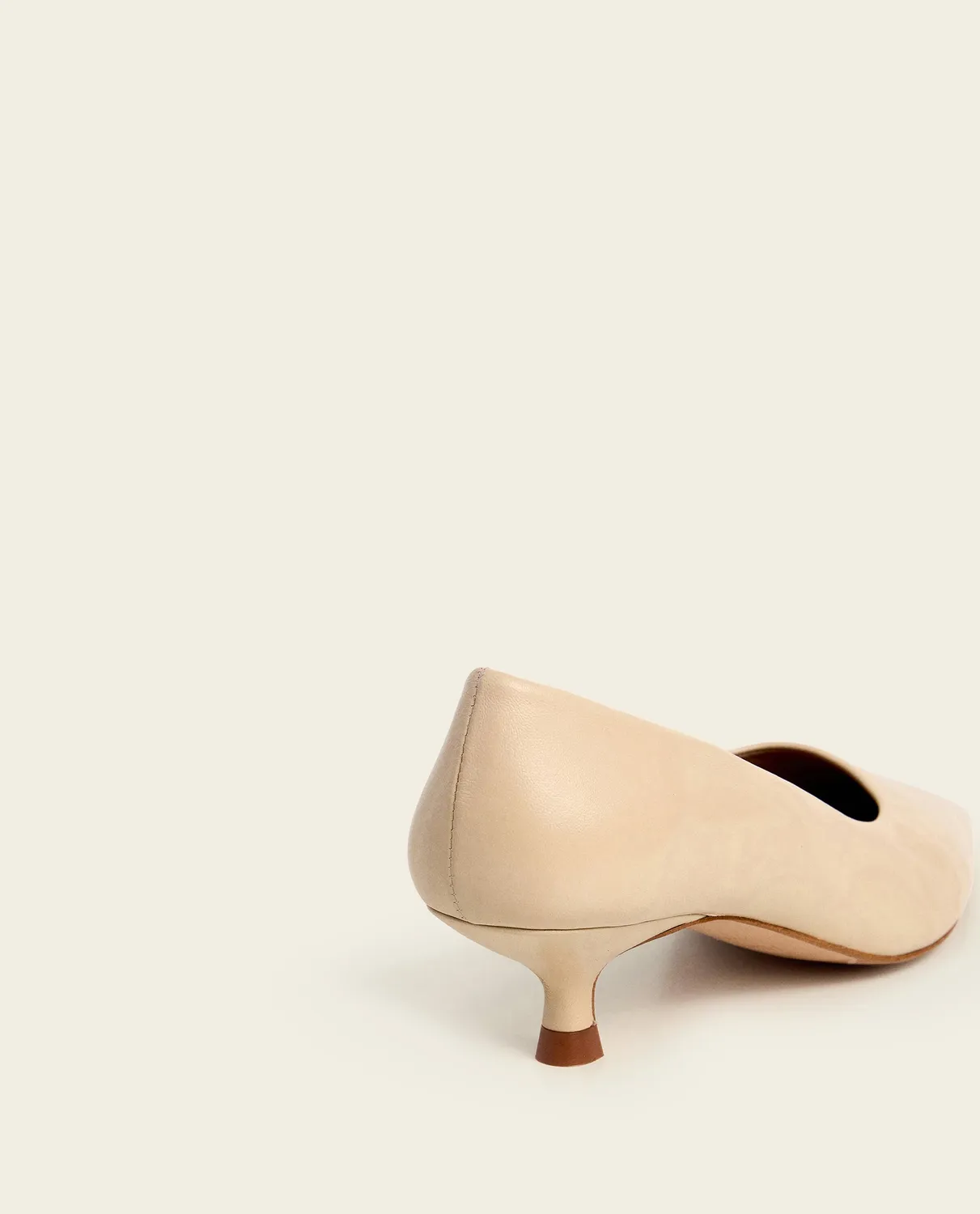 Flattered Naima Leather pumps creme leer kittenhak