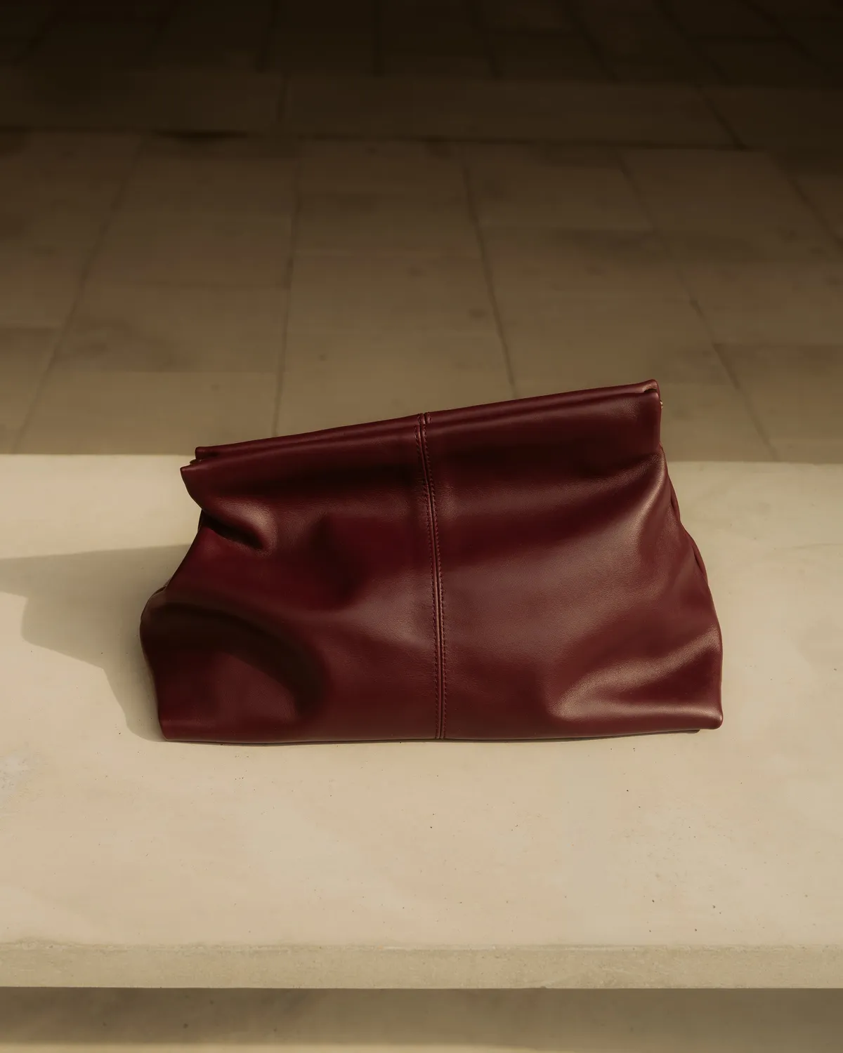 Flattered Clay clutch bordeaux leer oversized