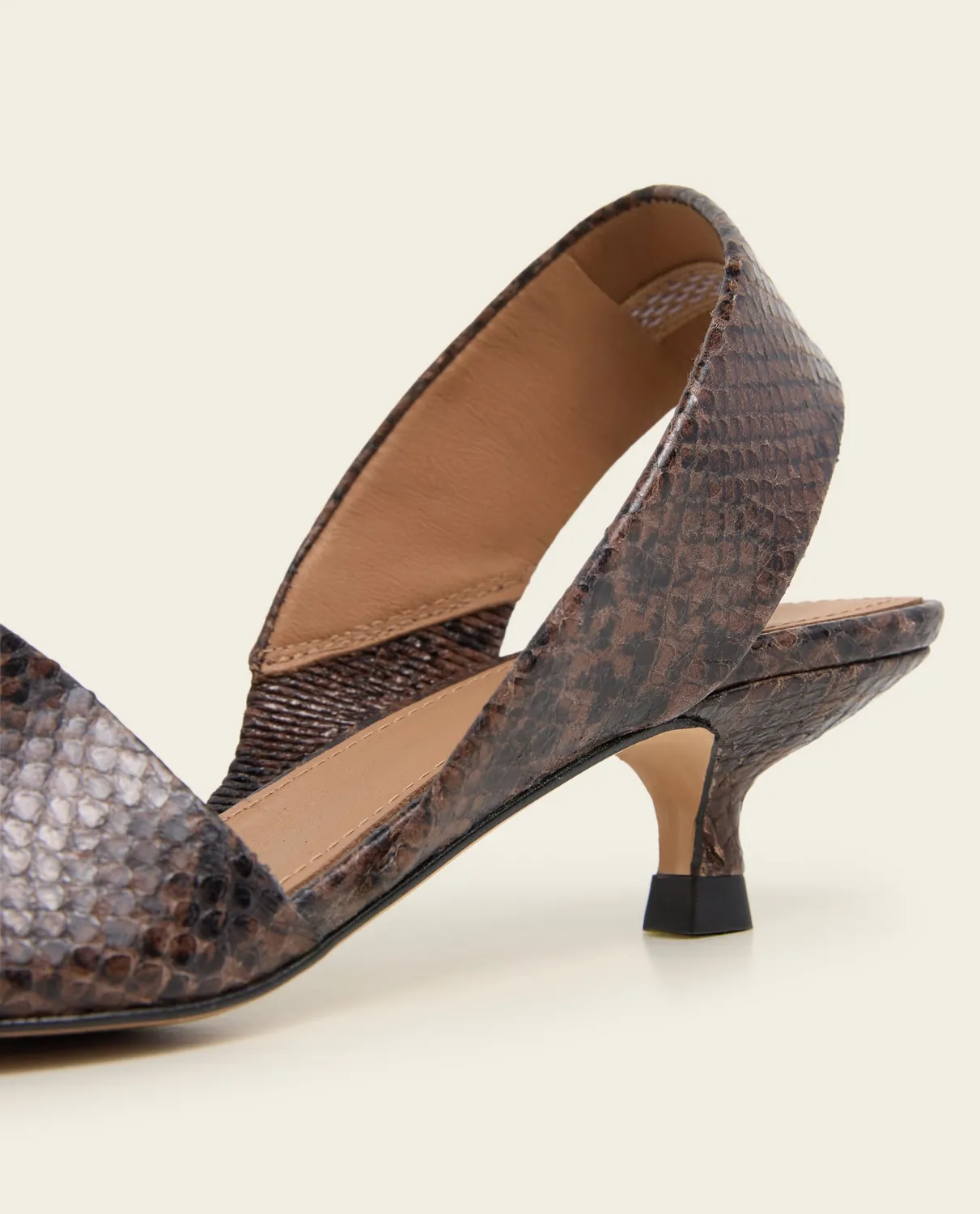 Flattered Ninni Snake pumps chocolade leer kittenhak